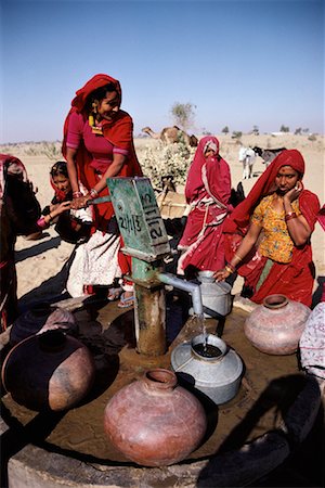simsearch:700-00554575,k - Groupe de femmes de pomper l'eau du Rajasthan, Inde Photographie de stock - Rights-Managed, Code: 700-00085934