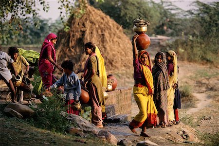 simsearch:700-00554575,k - Groupe de femmes avec des Pots à l'extérieur Fatehpur Sikri (Inde) Photographie de stock - Rights-Managed, Code: 700-00085936