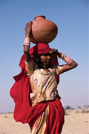 simsearch:700-00554575,k - Femme avec Pot sur la tête à l'extérieur Rajasthan, Inde Photographie de stock - Rights-Managed, Code: 700-00085932