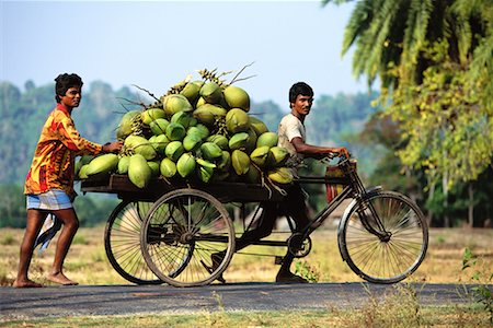 Deux hommes portant une charge de production sur le vélo, Havelock îles Andaman Islands, Inde Photographie de stock - Rights-Managed, Code: 700-00085950
