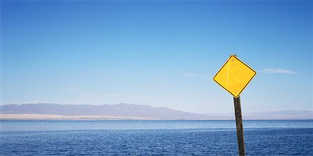 saltonsee - Straßenschild mit Einschusslöchern, Himmel und Salton Sea, Kalifornien, USA Stockbilder - Lizenzpflichtiges, Bildnummer: 700-00086107