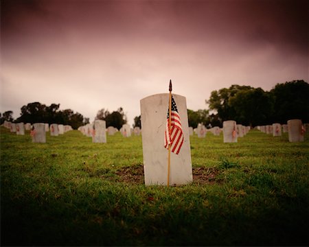 Drapeaux de pierres tombales au cimetière des anciens combattants en Californie, Etats-Unis d'Amérique Photographie de stock - Rights-Managed, Code: 700-00086119