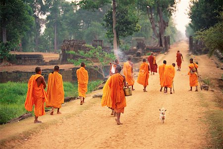 simsearch:841-02990519,k - Back View of Monks Walking by Bakong Temple Siem Reap, Cambodia Foto de stock - Direito Controlado, Número: 700-00086637