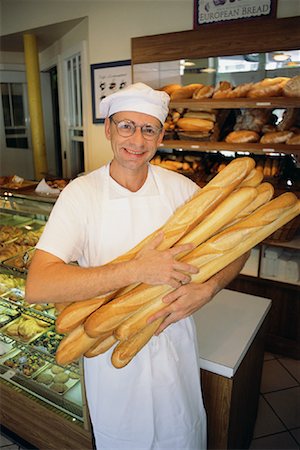 simsearch:6102-03867381,k - Portrait de mâle Baker tenant un pain dans la boutique Photographie de stock - Rights-Managed, Code: 700-00086671
