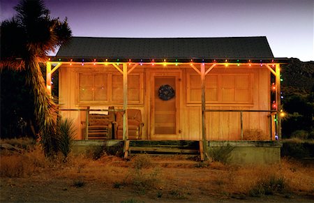 désert de mojave - Cabane avec Christmas Lights Mojave Desert, California, USA Photographie de stock - Rights-Managed, Code: 700-00087020