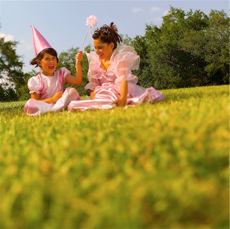 simsearch:640-06963547,k - Mädchen auf Rasen im Kostüm Stockbilder - Lizenzpflichtiges, Bildnummer: 700-00087277