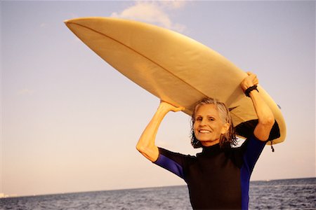 simsearch:700-00439937,k - Woman Carrying Surfboard Foto de stock - Direito Controlado, Número: 700-00087332