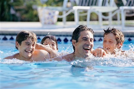 simsearch:700-00183137,k - Père en piscine avec fils Photographie de stock - Rights-Managed, Code: 700-00087377