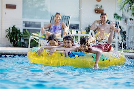 Famille à la piscine Photographie de stock - Rights-Managed, Code: 700-00087388