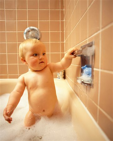 simsearch:700-00477396,k - Bébé dans la baignoire Photographie de stock - Rights-Managed, Code: 700-00087910