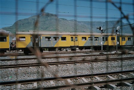 Train Cars and Razor Wire Fence Cape Town, South Africa Foto de stock - Con derechos protegidos, Código: 700-00088133