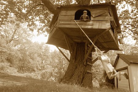 simsearch:700-00044168,k - Boy Swinging on Rope by Tree House Foto de stock - Con derechos protegidos, Código: 700-00089519