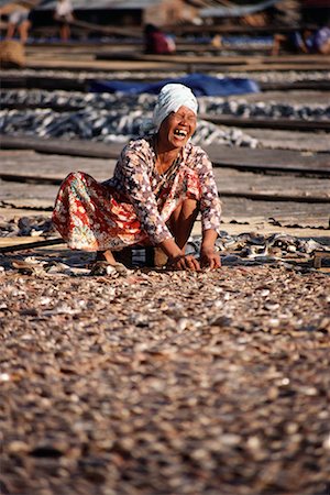 simsearch:700-03685830,k - Woman Laughing, Sorting Dried Fish, Pahang, Malaysia Foto de stock - Con derechos protegidos, Código: 700-00080150
