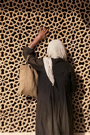 simsearch:862-06825847,k - Rückansicht des Woman Leaning on Wall, Fatehpur Sikri, Agra, Indien Stockbilder - Lizenzpflichtiges, Bildnummer: 700-00080214