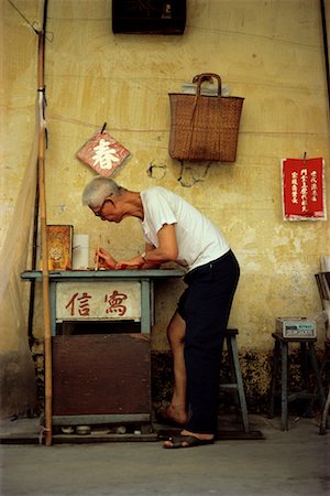 Mature Man Writing in Shop Singapore Foto de stock - Con derechos protegidos, Código: 700-00080241