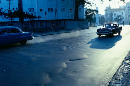 simsearch:832-03723648,k - Antique Car Driving on Street Havana, Cuba Stock Photo - Rights-Managed, Code: 700-00080314