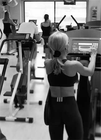 fitness black and white - Back View of People Using Exercise Machines in Gym Foto de stock - Con derechos protegidos, Código: 700-00080393