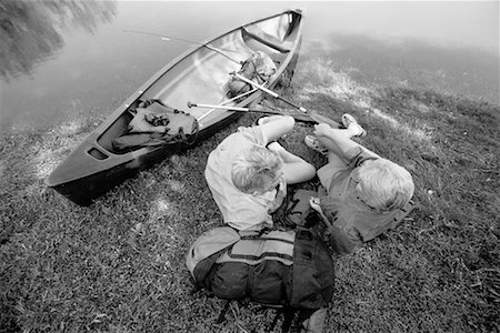 Vue arrière du Couple d'âge mûr se détendre sur le rivage avec Canoe Photographie de stock - Rights-Managed, Code: 700-00080557