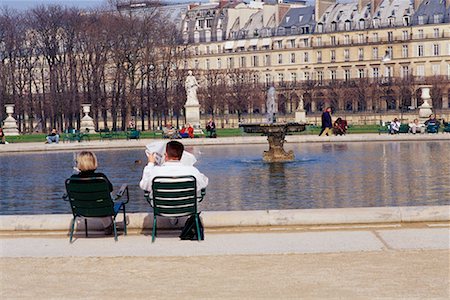 Personnes près de fontaine de Jardin Des Tuileries, Paris, France Photographie de stock - Rights-Managed, Code: 700-00080662