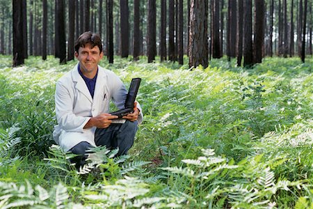 simsearch:700-00081177,k - Portrait du botaniste mâle en forêt avec ordinateur portable Photographie de stock - Rights-Managed, Code: 700-00081189