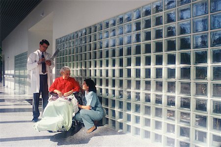simsearch:700-01224097,k - Médecin et une infirmière avec une patiente Mature en fauteuil roulant dans l'hôpital, Saskatchewan, Canada Photographie de stock - Rights-Managed, Code: 700-00081282