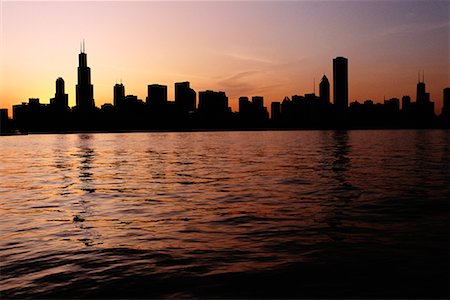 simsearch:700-00074498,k - Silhouette des toits de la ville au coucher du soleil de Chicago, Illinois, Etats-Unis Photographie de stock - Rights-Managed, Code: 700-00081297