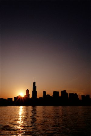 simsearch:700-00074497,k - Silhouette des toits de la ville au coucher du soleil de Chicago, Illinois, Etats-Unis Photographie de stock - Rights-Managed, Code: 700-00081299