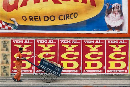 Male Street Cleaner Walking by Billboard Rio de Janeiro, Brazil Foto de stock - Con derechos protegidos, Código: 700-00082079