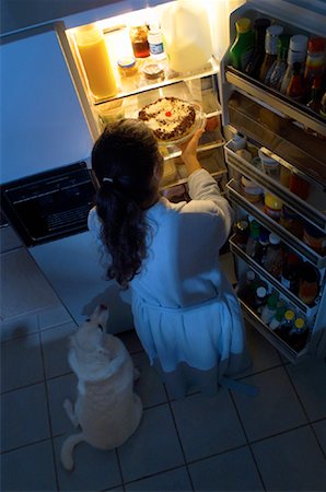 simsearch:700-00661132,k - Vue arrière du femme prenant la tarte du frigo comme collation de minuit Photographie de stock - Rights-Managed, Code: 700-00082294