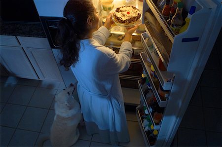 simsearch:700-00661132,k - Femme debout au réfrigérateur avec chien ayant Midnight Snack de tarte Photographie de stock - Rights-Managed, Code: 700-00082293