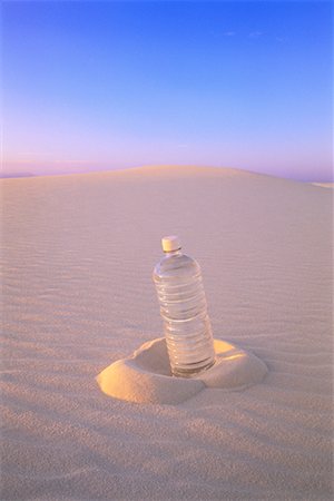 Bouteille d'eau dans le désert de sable blanc National Monument au Nouveau-Mexique, États-Unis Photographie de stock - Rights-Managed, Code: 700-00082397