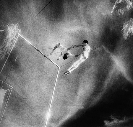 Looking Up at Trapeze Artists Performing Outdoors Foto de stock - Con derechos protegidos, Código: 700-00082703