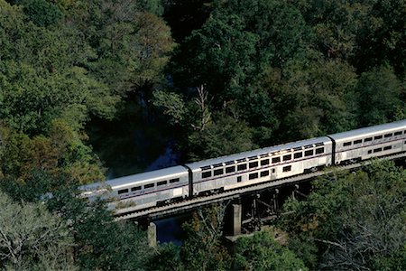 simsearch:700-00082943,k - Passagier Zug Kreuzung Black Creek in der Nähe von Jacksonville, Florida, USA Stockbilder - Lizenzpflichtiges, Bildnummer: 700-00082930