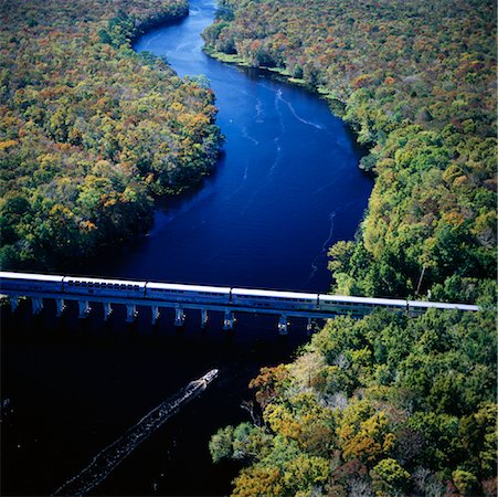Vue aérienne du Train de voyageurs traversant le fleuve jaune près de Pensacola, Florida, USA Photographie de stock - Rights-Managed, Code: 700-00082943