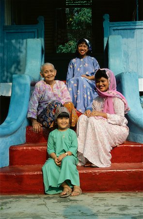 simsearch:841-03067432,k - Portrait of Three Generations of Malay Women Sitting on Doorstep, Geylang Serai, Singapore Fotografie stock - Rights-Managed, Codice: 700-00083242