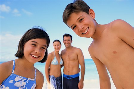 simsearch:700-00083447,k - Portrait de famille en maillot de bain sur la plage Photographie de stock - Rights-Managed, Code: 700-00083437