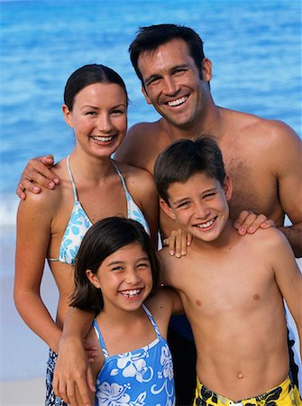 simsearch:700-00083447,k - Portrait de famille en maillot de bain sur la plage Photographie de stock - Rights-Managed, Code: 700-00083439