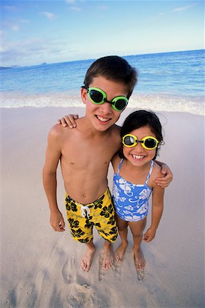 simsearch:700-00083447,k - Portrait de garçon et de jeune fille en maillot de bain sur la plage Photographie de stock - Rights-Managed, Code: 700-00083448