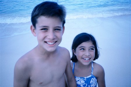 simsearch:700-00083447,k - Portrait de garçon et de jeune fille debout sur la plage Photographie de stock - Rights-Managed, Code: 700-00083456