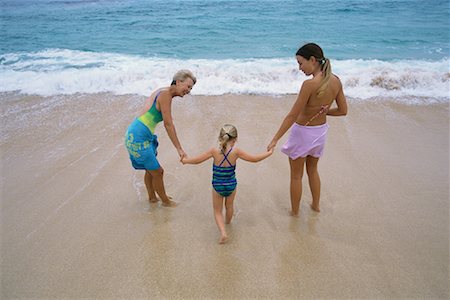 simsearch:700-00085614,k - Grand-mère, mère et fille Holding Hands sur plage Photographie de stock - Rights-Managed, Code: 700-00083488