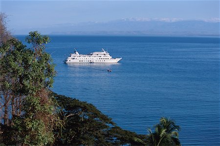 simsearch:700-01275370,k - Raft Disembarking from Cruise Ship, Costa Rica Stock Photo - Rights-Managed, Code: 700-00083521