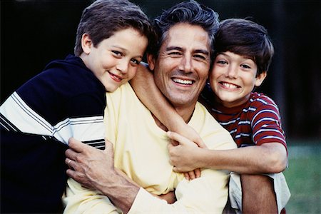 simsearch:700-00094091,k - Portrait of Father and Two Sons Outdoors Foto de stock - Con derechos protegidos, Código: 700-00083567