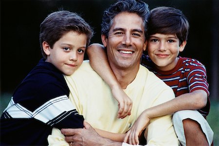 simsearch:700-00094091,k - Portrait of Father and Two Sons Outdoors Foto de stock - Con derechos protegidos, Código: 700-00083568