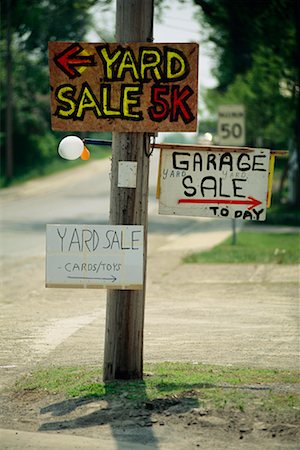 Garage Sale Signs on Lamppost Foto de stock - Direito Controlado, Número: 700-00083819