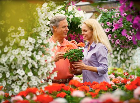 simsearch:700-00047481,k - Couple d'âge mûr avec des fleurs Photographie de stock - Rights-Managed, Code: 700-00094548
