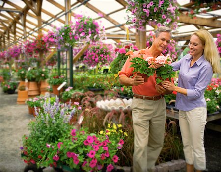 simsearch:700-00047481,k - Couple d'âge mûr avec des fleurs Photographie de stock - Rights-Managed, Code: 700-00094553