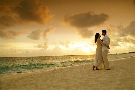 simsearch:700-00096381,k - Couple s'enlaçant sur une plage de Paradise Island, Bahamas Photographie de stock - Rights-Managed, Code: 700-00096382