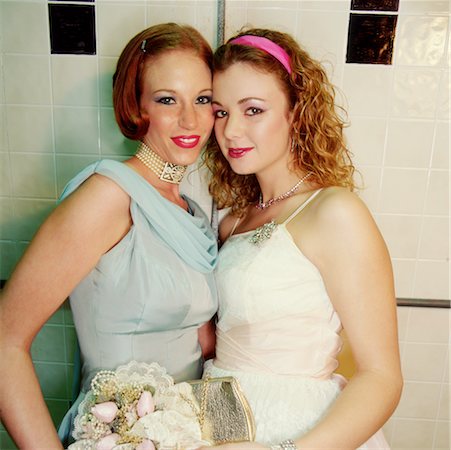prom dresses - Two Young Women in Prom Dresses Foto de stock - Con derechos protegidos, Código: 700-00096565