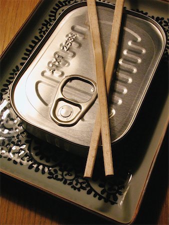 Can of Sardines With Chopsticks on Sushi Plate Foto de stock - Con derechos protegidos, Código: 700-00097898