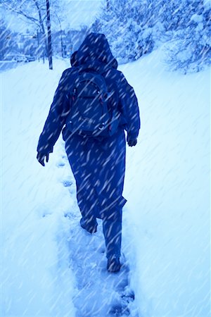 simsearch:700-00557682,k - Person Walking in Winter Foto de stock - Con derechos protegidos, Código: 700-00098948